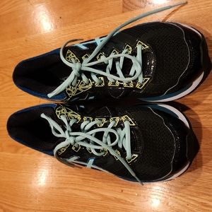 Assics gel tennis shoes